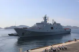 解放军舰队开进金兰湾，3艘中国巨舰的到来，给越南提了一个醒？图片