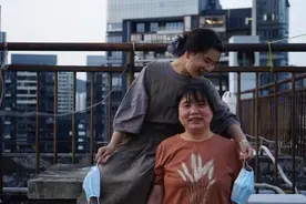 大厂里的女儿，做保洁的母亲图片