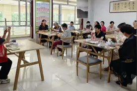 海南区：巧做艾草养生锤 敲出团结幸福曲图片