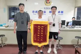 深夜，他在派出所门口偷偷抹泪……图片