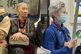 被“北京地铁奶奶”惊艳了！白发不染，首饰不戴金，美得优雅高级图片