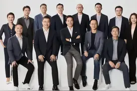雷军携12名高管拍全家福，女高管又美又飒，网友：电视剧诚不欺我图片