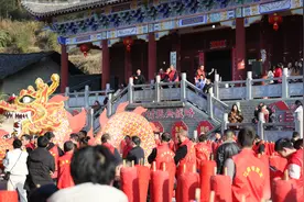 通山：369米“火龙”闹新春 龙年舞龙年味足图片