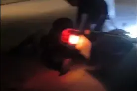广西玉林 雪天路滑，一老人在骑电动车时不小心摔倒图片