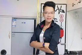 我11岁失去右手掌，17岁月入10万，过生日都花2万，是很正常的事图片