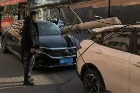 兰州一公交车疑失控撞倒电杆，两辆私家车被砸受损；当地交警：无人受伤，事故原因正进一步调查图片