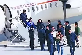歹徒带着妻儿劫机被空姐一脚踢伤：1989年12月16日981号航班遭劫图片