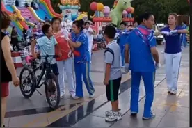 “广场是我地盘” 男孩摆摊卖西瓜汁被广场舞大妈踢翻桌子 网友怒了图片