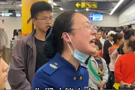 5月18日贵阳地铁挤爆，素质堪忧，工作小姐姐被围观，崩溃大哭图片