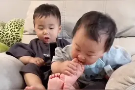 #龙凤胎 妹妹想咬自己的，谁知咬错了 #人类幼崽 #人类幼崽到底有多可爱图片