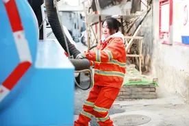 抽粪13年，这北京大妞又“火”了图片