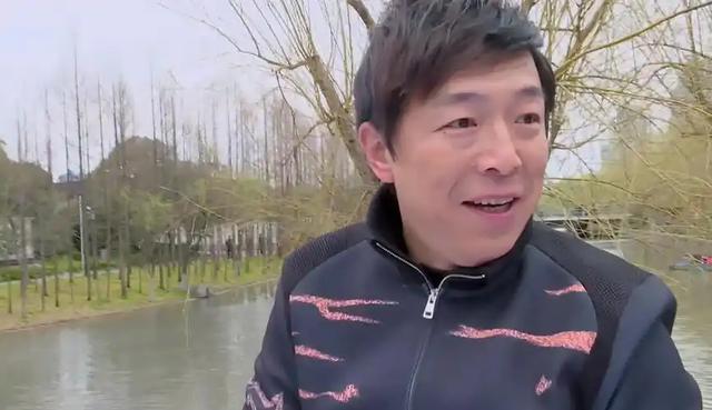 黄渤半月两次骑车摔伤住院,52 岁影帝背后,是相伴 32 年的妻子小欧