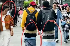 裤裆吊在半腿，屁股遮布外露，以丑为美，丢了灵魂一代还有救吗？图片
