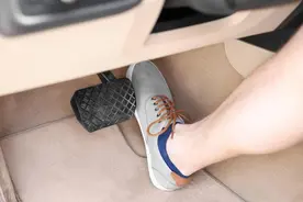 为什么很多人开车油门经常一踩一松？一次性给你讲清楚图片