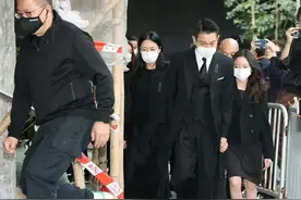 刘德华父亲设灵，华仔用人墙包围法保护妻女，11岁刘向蕙容颜清丽图片