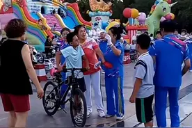 曝！小孩哥广场摆摊被掀翻，大爷大妈：广场是我的地盘图片