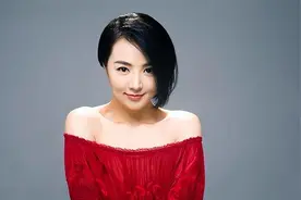 25岁一脱成名后，一巴掌打懵陈宝国，现50岁的姜宏波为啥至今未婚图片