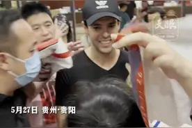 “上帝之子”卡卡深夜落地贵阳！图片