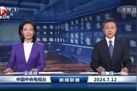 央视主持宝晓峰，曾失误读错一个字，却救活一个贫困县图片