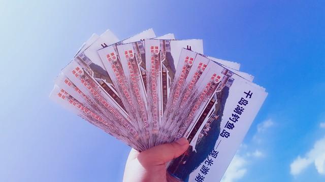 门票60车费90！稻城亚丁免票客流爆满，多少景区“摆渡车刺客”？