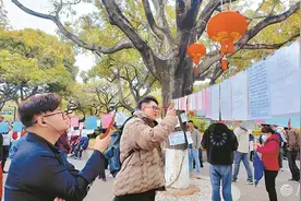 年轻主播涌入中山公园相亲角，征婚信息被直播你愿意吗？图片
