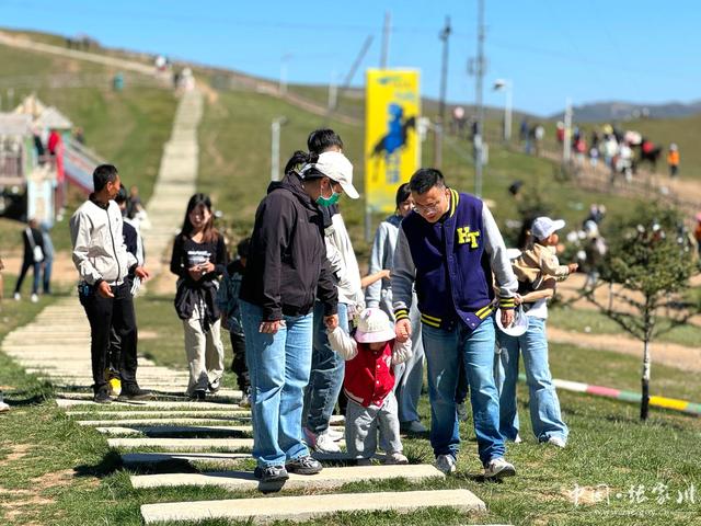 游人如织人气爆棚！“五一”张家川关陇古道风情线迎来旅游热潮