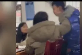 被老师辱骂殴打过的坏学生，长大后讽刺老师：撅屁股看人有眼无珠图片