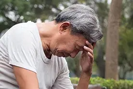 我58岁，被二婚老公坑惨了！不但不敢离婚，还要精心伺候他，后悔图片