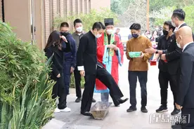 刘德华双眼泛红与妻女跨火盆，并用柚子叶水洗手！姐姐招呼亲友图片
