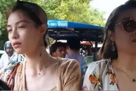 钟楚曦印度录综艺，被印度男性团团围住，去哪不行敢去印度…图片