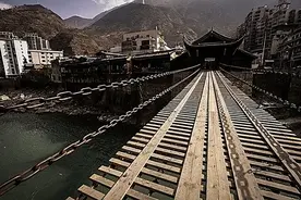 300年前，古人如何将40吨铁索搭建大渡河之上，一年建成泸定桥？图片