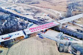 国道108线改建工程万吨桥逆时针“高空转体”64.7度图片