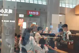 郭晶晶霍启刚一家回香港！12岁霍中曦自己拿行李，俩女儿很受宠爱图片