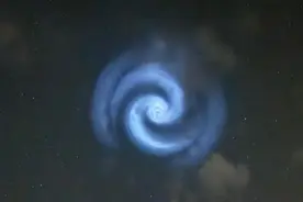 俄罗斯夜空突现“神秘蓝色发光螺旋” ，多地居民拍下现场视频！欧洲也出现了类似光影图片