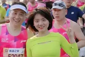 无锡马拉松惊现“年龄差”野鸳鸯，网友直呼：简直就是电影情节图片