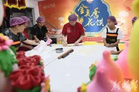 河北广平：家政培训进社区 巾帼巧手做花馍图片