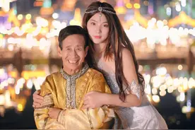 1997年，河南老汉捡女弃婴，如今女儿身价千万，带养父环游中国图片