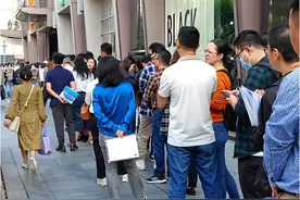 视频里美国大使馆门前人潮汹涌，到底有多少中国人选择了移民？图片