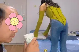 河南大叔中年逆袭，在KTV俘获25岁女孩芳心，兄弟担心有诈图片