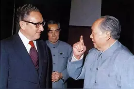 基辛格首次秘密访华，看到打倒美国的标语，毛主席的回答尽显高明图片