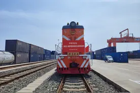 为中俄两国贸易往来注入新活力，中欧班列（武汉）开通至俄罗斯新线路图片