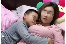 儿子15岁还和母亲睡在一起图片
