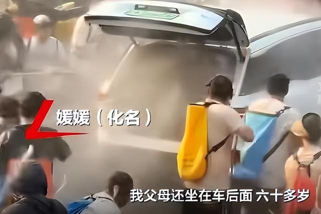 滚出中国！云南泼水节炸出一群“男流氓”，当众扒衣喷私处太龌龊