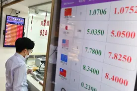 日元汇率新低！香港兑换店大排长龙，负责人：有客人拿20万来兑换图片