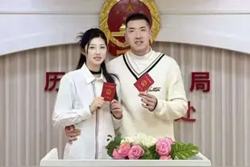 山东队陶汉林搂娇妻晒证结婚！娇妻2米如花似玉，又高又美身材好图片