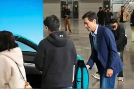 雷军弯腰给车主开门，被指“会搞流量”？本人最新回应图片