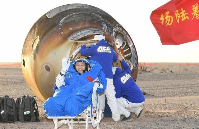 美国急坏了！中国为什么遮住神舟20的舷窗？中国到底在藏什么？