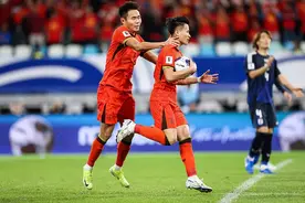 破门 | 5年来首次！有球迷冲入场内！2024最后一战，国足1-3输了！图片