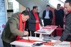 福送客户迎新春 贴心服务获赞誉：中国银行洛阳分行开展书法家义务写春联活动图片