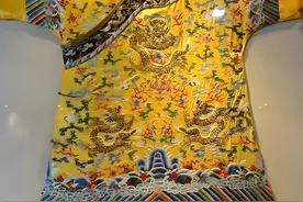 大爷带黑色龙袍鉴宝，专家断言赝品要销毁，老人来句你可知我祖上图片